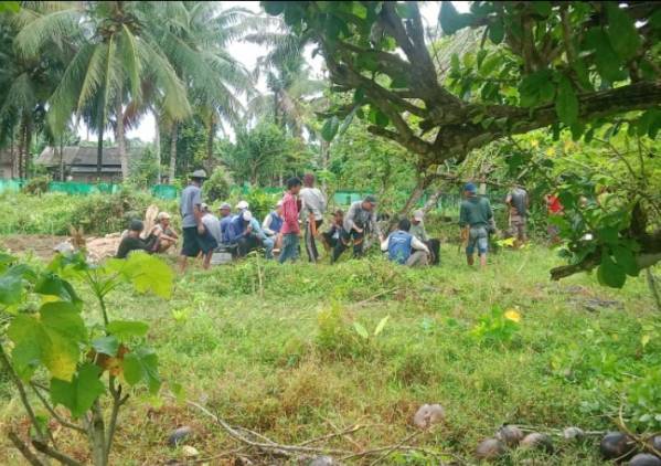 CuplikCom-Kepala-Pekon-Tampang-Tua-Pimpin-Kegiatan-Gotong-Royong-Makam-Umum-03022023112533-IMG_20230203_104416.JPG