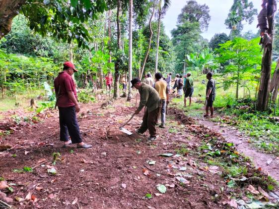 CuplikCom-Kepala-Pekon-Terbaya-Mardatu-Aspar-Pimpin-langsung-Kegiatan-Gotong-Royong-29012023230301-IMG-20230129-WA0268.jpg