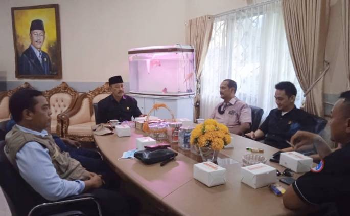 CuplikCom-Ketua-DPRD-Indramayu-Sepakat-Balai-Wartawan-Tidak-Untuk-Salah-Satu-Organisasi-04012022165022-IMG_20220104_164606.jpg