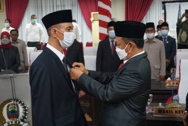 Ketua DPRD Lampung Selatan Lantik Untung Setia Budi Gantikan Darol Kutni CuplikCom-Ketua-DPRD-Lampung-Selatan-Lantik-Untung-Setia-Budi-Gantikan-Darol-Kutni-19022021201839-ZIZ00889-768x513.jpg