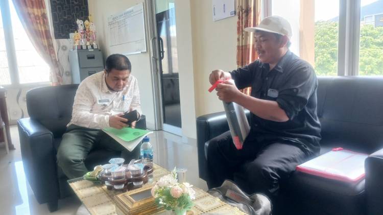 CuplikCom-Ketua-Pokmas-Sukabaru,-Penuhi-Panggilan-Camat-Penengahan-Terkait-56-Warga-Korban-Jalan-Tol-Belum-di-Bayar-23082025125930-IMG-20250823-WA0002.jpg