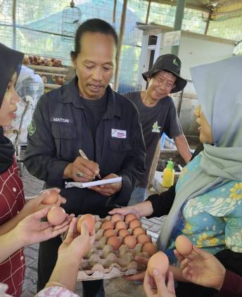 CuplikCom-Kilang-Balongan-Luncurkan-Program-Barter-Sampah-Jadi-Telur,-Warga-Antusias-13092025102519-IMG-20250913-WA0007.jpg