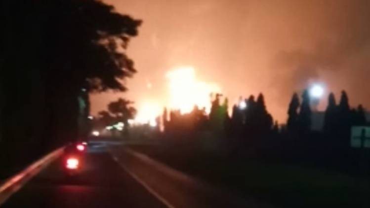 Pertamina Meledak - 9zjaxgk8c4zvm - Pipa pertamina meledak, dua pemotor terbakar).
