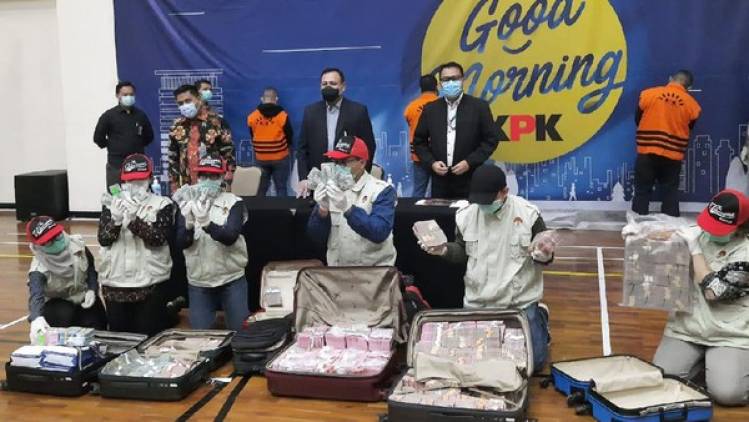 CuplikCom-Korupsi-Dana-Bansos-Covid-19-KPK-Sita-Uang-Rp14,5-Milliar-06122020073700-kpk-pamerkan-barang-bukti-ott-pejabat-kemensos-1_169.jpeg