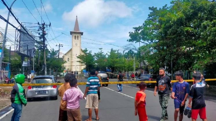 Kronologi Ledakan Bom Bunuh Diri di Gereja Katedral Makassar CuplikCom-Kronologi-Ledakan-Bom-Bunuh-Diri-di-Gereja-Katedral-Makassar-28032021122726-ledakan-di-gereja-katedral-makassar-foto-ibnu-munsirdetikcom_169.jpeg