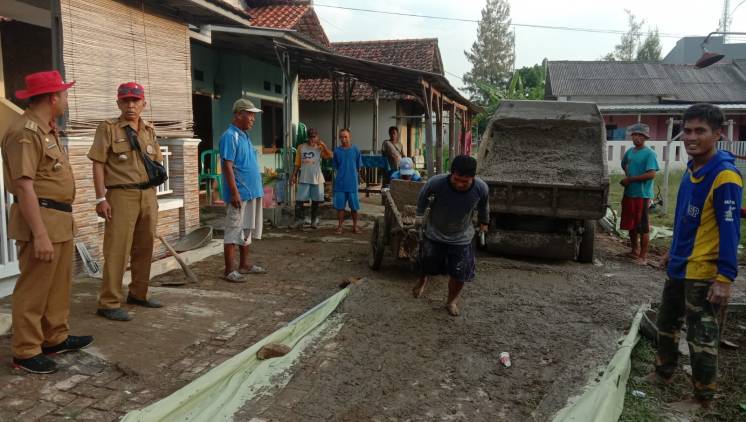 CuplikCom-Kuwu-Krimun-dan-Camat-Losarang-Monitoring-Pembangunan-Jalan-Blok-Karang-Gandok-08052023184403-IMG-20230508-WA0067.jpg