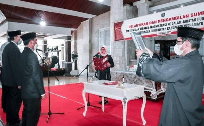 CuplikCom-Lakukan-Penyederhanaan-Birokrasi,-Bupati-Indramayu-Lantik-148-Pejabat-Fungsional-31122021191522-IMG_20211231_191120.jpg