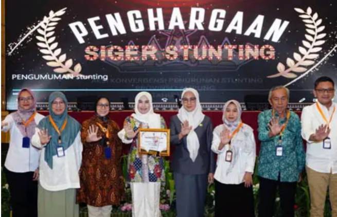 CuplikCom-Lamsel-Kembali-Sabet-Dua-Penghargaan-Aksi-Konvergensi-Percepatan-Penurunan-Stunting-di-Provinsi-Lampung-Tahun-2024-22052024202354-IMG_20240522_202052.jpg