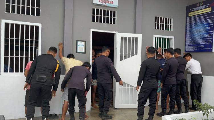 Lapas Dharmasraya Pastikan Lingkungan Aman Lewat Razia Rutin dan Pengawasan Ketat CuplikCom-Lapas-Dharmasraya-Pastikan-Lingkungan-Aman-Lewat-Razia-Rutin-dan-Pengawasan-Ketat-31102025193941-IMG-20251031-WA0026.jpg