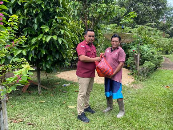 CuplikCom-Lapas-Dharmasraya-Salurkan-Bansos-untuk-Masyarakat-dan-Keluarga-WBP-23102025171354-IMG-20251023-WA0037.jpg