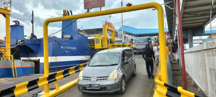 CuplikCom-Libur-Nataru-2022-Penumpang-Pejalan-Kaki-Di-Pelabuhan-Bakauheni-Ramai-Lancar-26122022181334-IMG20221226153239.jpg