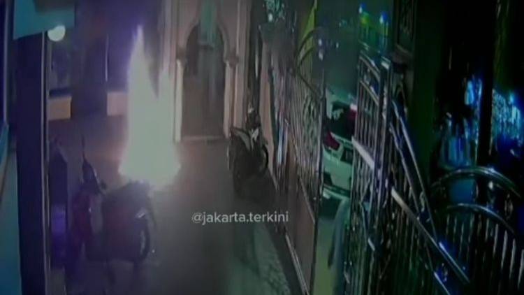 CuplikCom-Masjid-di-Cengkareng-dilempari-Bom-Molotov,-Pelaku-diamankan-Polisi-27122020121734-20201227_121511.jpg