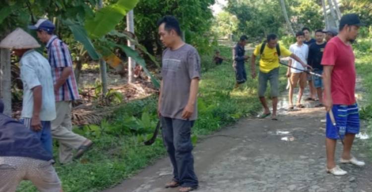 Masyarakat Pekon Bandar Sukabumi Laksanakan Kegiatan Rutin Gotong Royong Jum'at Bersih CuplikCom-Masyarakat-Pekon-Bandar-Sukabumi-Laksanakan-Kegiatan-Rutin-Gotong-Royong-Jumat-Bersih-27052022115142-IMG_20220527_115044.jpg