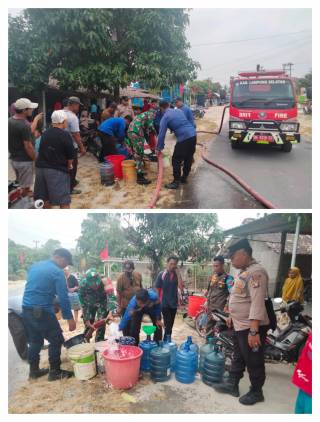 Melalui Damkarmat Lamsel, Serda Albasir Babinsa Kodim 0421/Ls Bantu Warga Mendapatkan Air CuplikCom-Melalui-Dinas-Damkar,-Serda-Albasir-Babinsa-Kodim-0421Ls-Bantu-Warga-Mendapatkan-Air-09092023212146-IMG_20230909_212401.jpg
