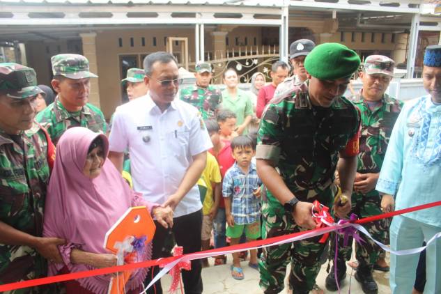 Memperingati Hari Ibu, Dandim 0421/LS Berikan Hadiah Rumah Baru kepada Ibu Amisah CuplikCom-Memperingati-Hari-Ibu,-Dandim-0421LS-Berikan-Hadiah-Rumah-Baru-kepada-Ibu-Amisah-22122022155417-IMG-20221222-WA0052.jpg