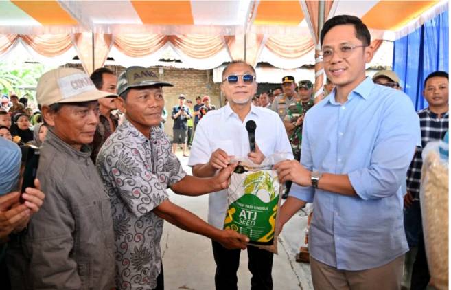 Menko Bidang Pangan RI Salurkan Bantuan Bibit Pertanian dan Bahan Pangan Untuk Korban Banjir Lamsel CuplikCom-Menko-Bidang-Pangan-RI-Salurkan-Bantuan-Bibit-Pertanian-dan-Bahan-Pangan-Untuk-Korban-Banjir-di-Lampung-Selatan-29012025134643-IMG_20250129_134240.jpg