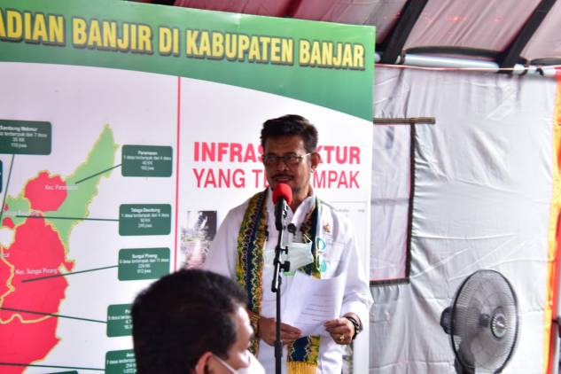 CuplikCom-Mentan-Syahrul-Salurkan-Bantuan-Sembako-Presiden-dan-Sarana-Pertanian-Untuk-Korban-Banjir-Kalsel-10022021174611-WhatsApp_Image_2021-02-10_at_17.34.06.jpeg