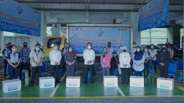 CuplikCom-Menteri-Trenggono-Bagikan-1,5-ton-Ikan-Untuk-Warga-Sekitar-Kantor-KKP-10052021231321-20210510_230642.jpg