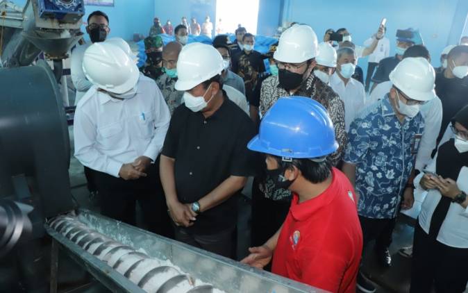 CuplikCom-Menteri-Trenggono-Dorong-Koperasi,-Tingkatkan-Daya-Jual-Garam-Lokal-Indramayu-14032021182110-IMG_20210314_181211.jpg