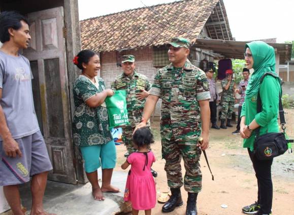 CuplikCom-Momen-Jumat-Berbagi,-Dandim-0421Ls-Pimpin-Giat-Baksos-Untuk-Warga-19052023143816-IMG-20230519-WA0016.jpg