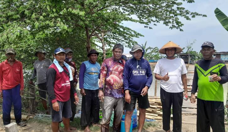CuplikCom-Mudahkan-Mobilisasi-Petani,-Kuwu-Suyanto-Bersama-Petani-Gotong-Royong-Renovasi-Jembatan-Kayu-Blok-Leco-06092025124038-IMG-20250906-WA0000.jpg