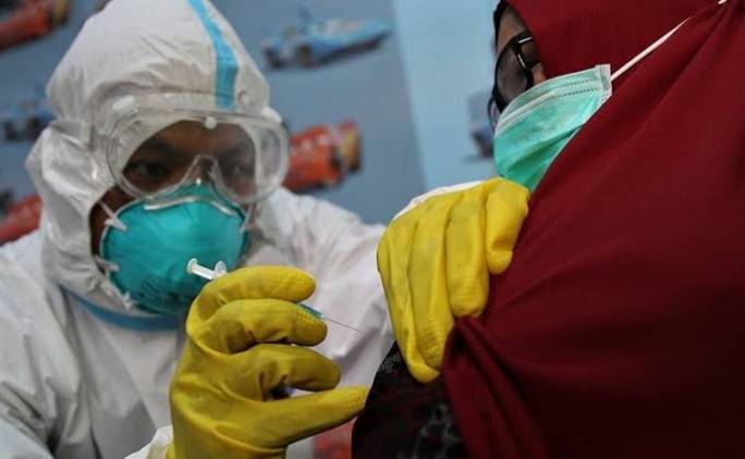 Nakes di Indramayu Nyaris Pingsan Usai Disuntik Vaksin Covid-19 CuplikCom-Nakes-di-Indramayu-Nyaris-Pingsan-Usai-Disuntikan-Vaksin-Covid-19-04022021134006-IMG_20210204_133041.jpg