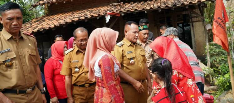 CuplikCom-Nanang-Ermanto-Beri-Bantuan-Untuk-Warga-Kecamatan-Way-Sulan-Yang-Rumahnya-Roboh-06022023135147-Rumah-Roboh-Way-Sulan-1024x451.jpg