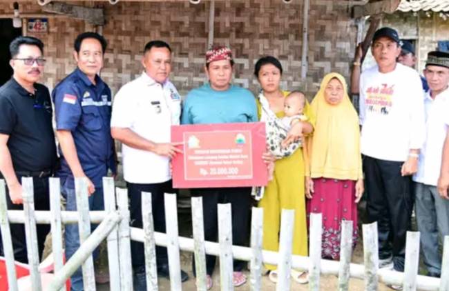 CuplikCom-Nanang-Ermanto-Gulirkan-Bantuan-Bedah-Rumah-Kepada-3-Warga-di-Kecamatan-Penengahan-12092024175756-IMG_20240912_175504.jpg