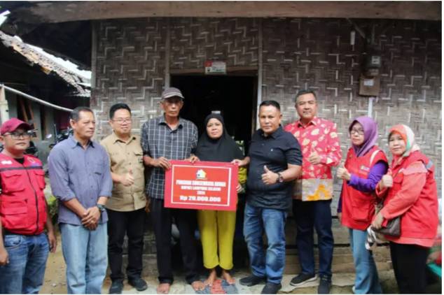 CuplikCom-Nanang-Ermanto-Serahkan-Bantuan-7-Unit-Bedah-Rumah-di-Kalianda-01062024150242-IMG_20240601_145640.jpg