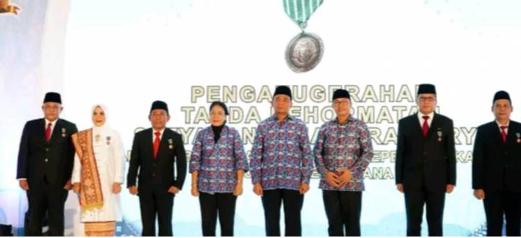 CuplikCom-Nanang-Ermanto-dan-Winarni-Terima-Tanda-Kehormatan-Satyalancana-Wira-Karya,-Wakil-Pulau-Sumatera-29062024120708-IMG_20240629_120533.jpg