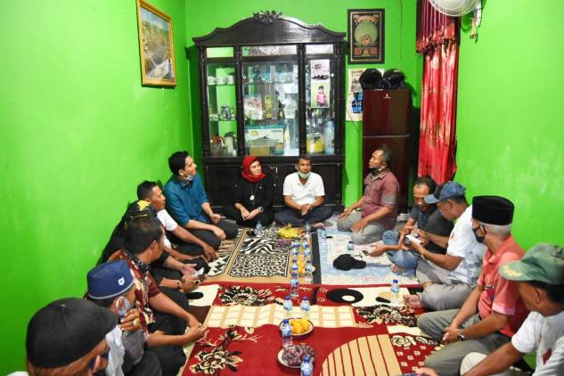 CuplikCom-Nina-Agustina-dan-Lucky-Hakim-Lesehan-di-Kampung-Nelayan-Karangsong-01102020182645-IMG-20201001-WA0062.jpg