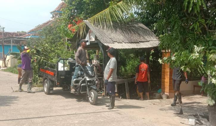 CuplikCom-Normalisasikan-Selokan-Warga,-Pemdes-Muntur-Karyakan-Belasan-Orang-14062025131317-IMG-20250614-WA0001.jpg