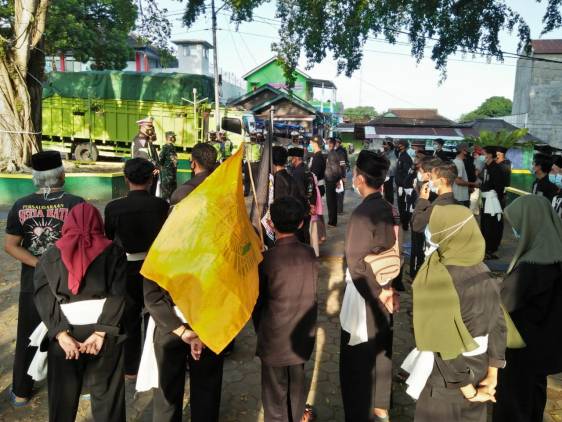 CuplikCom-PSHT-Cabang-Tanggamus-Bersama-TNI-Polri-Bagikan-Takjil-Kepada-Pengendara-di-Kota-Agung-26042021005057-IMG-20210425-WA0109.jpg