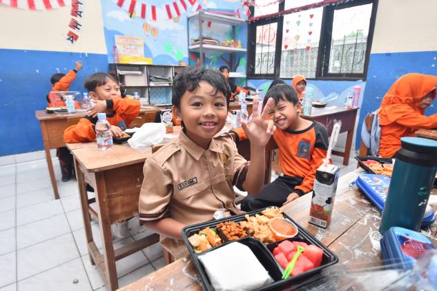 CuplikCom-PWP-RU-VI-Balongan-Bagikan-Paket-Makanan-Bergizi-untuk-Siswa-SD-di-Indramayu-21102025224811-1._Siswa_Sekolah_Dasar_dari_SDN_Karanganyar_kelas_Jauh_Bumi_Patra_Indramayu,_memperlihatkan_kesenangannya_usai_mendapat_paket_makanan_bergizi..JPG