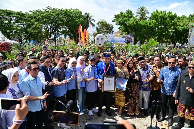 Pagelaran Tari Tuping 12 Wajah Pecahkan Rekor MURI, 1.500 Pelajar Lampung Selatan Tampil Serempak CuplikCom-Pagelaran-Tari-Tuping-12-Wajah-Pecahkan-Rekor-MURI,-1500-Pelajar-Lampung-Selatan-Tampil-Serempak-16112025145009-IMG-20251116-WA0048.jpg