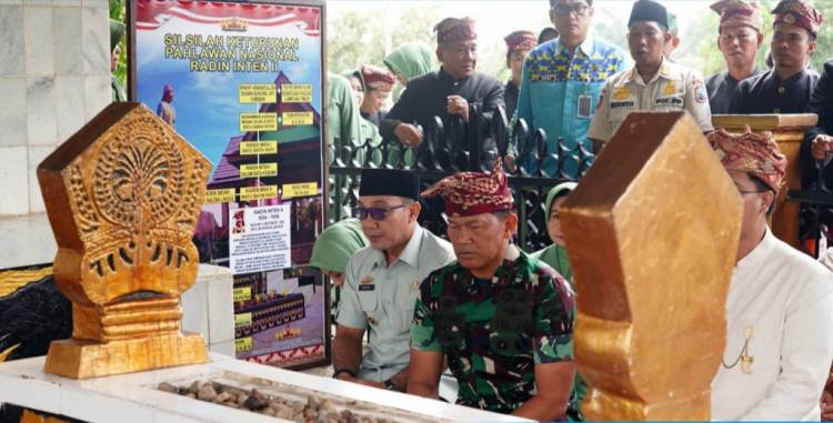 CuplikCom-Pangdam-XXIRadin-Inten-Ziarah-ke-Makam-Radin-Inten-II,-Wabup-Lampung-Selatan-Dampingi-19092025175211-IMG_20250919_173917.jpg