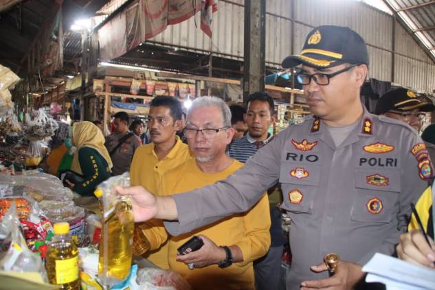 CuplikCom-Pantau-Harga-Sembako-Jelang-Ramadhan,-Kapolres-Pringsewu-Sidak-ke-Pasar-Gadingrejo-24022023175555-IMG-20230224-WA0037.jpg