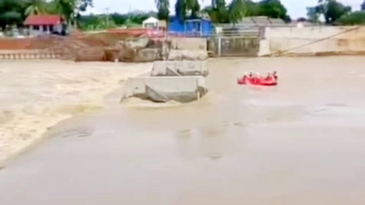 Pasca Insiden, Direktur Polindra Akan Evaluasi Total Kegiatan Ormawa: Korban Selamat Akan Dijamin CuplikCom-Pasca-Insiden,-Direktur-Polindra-Akan-Evaluasi-Total-Kegiatan-Ornawa-Korban-Selamat-Akan-Dijamin-09112025192722-Screenshot_20251109_192035_Gallery.jpg