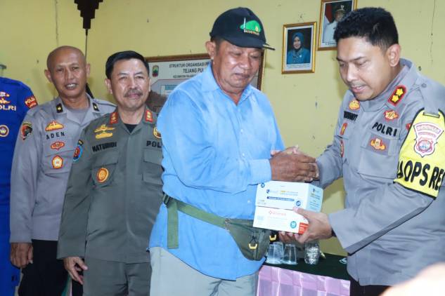 CuplikCom-Peduli-Dampak-Erupsi-Gunung-Anak-Krakatau,-Kapolres-Lamsel-kunjungi-Warga-Pulau-Sebesi-16122023202402-IMG-20231216-WA0053.jpg