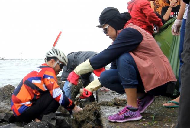 CuplikCom-Peduli-Lingkungan,-Nina-Lucky-Bersih-bersih-Pantai-09112020220801-IMG_20201109_215405.jpg
