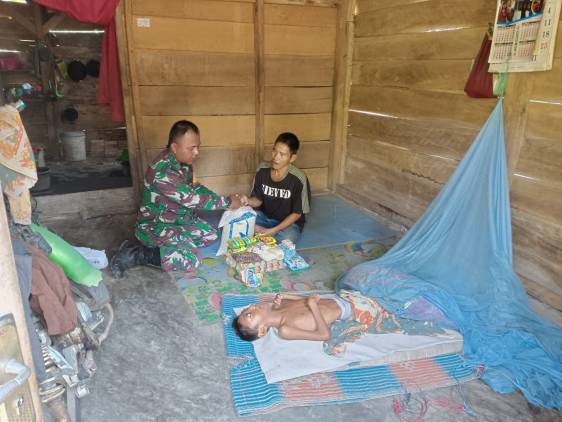 CuplikCom-Peduli-kepada-Warganya,-Babinsa-Kodim-0421LS-Berikan-Sembako-05112023202139-IMG-20231105-WA0008.jpg