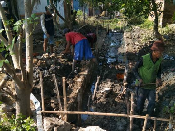 CuplikCom-Pekerjaan-Rehabilitasi-Drainase-Blok-Keder-Desa-Karanganyar-Diduga-Dikerjakan-Asal-asalan-11082022214710-IMG_20220811_214220.jpg