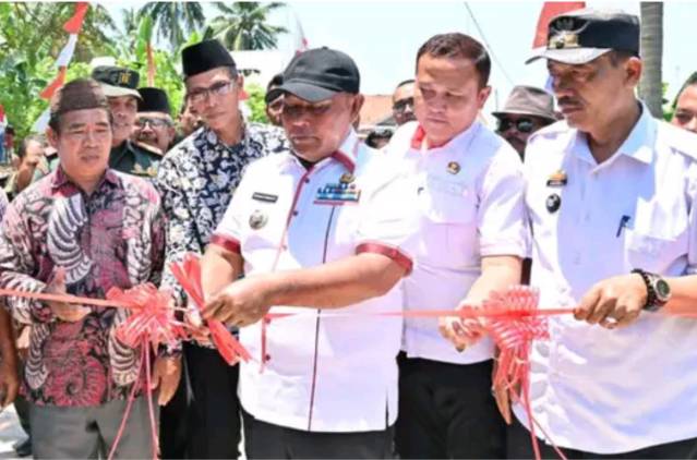 CuplikCom-Pembangunan-Jalan-Didusun-Way-Baru-Atas-Desa-Bakauheni-di-Resmikan-Bupati-Lamsel-19092024202157-IMG_20240919_195900.jpg