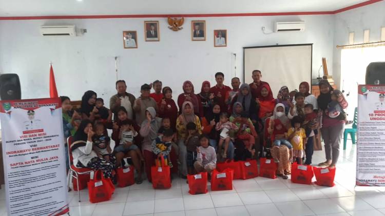 Pemcam Kandanghaur Bagikan Paket Bantuan Pangan untuk Pencegahan Stunting CuplikCom-Pemcam-Kandanghaur-Bagikan-Paket-Bantuan-Pangan-untuk-Pencegahan-Stunting-06032023164331-IMG-20230306-WA0049.jpg