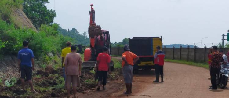 CuplikCom-Pemdes-Bakauheni-Bersama-warga-Dusun-Kenyayan-Lakukan-Giat-Gotong-Royong-Pembuatan-Siring-Air-14012022135439-IMG_20220114_132923.jpg