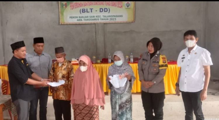 CuplikCom-Pemerintah-Pekon-Banjar-Sari-Bagikan-BLT-DD-Kepada-23-Keluarga-Penerima-Manfaat-09032023232158-IMG_20230309_183715.JPG