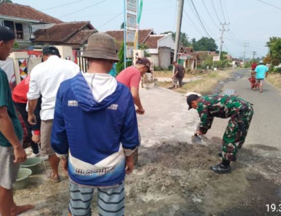 CuplikCom-Pemerintah-Pekon-Kedamaian-Bersama-PDAM-Gotong-Royong-Perbaiki-Jalan-Rusak-07092023213817-IMG_20230907_211305.JPG