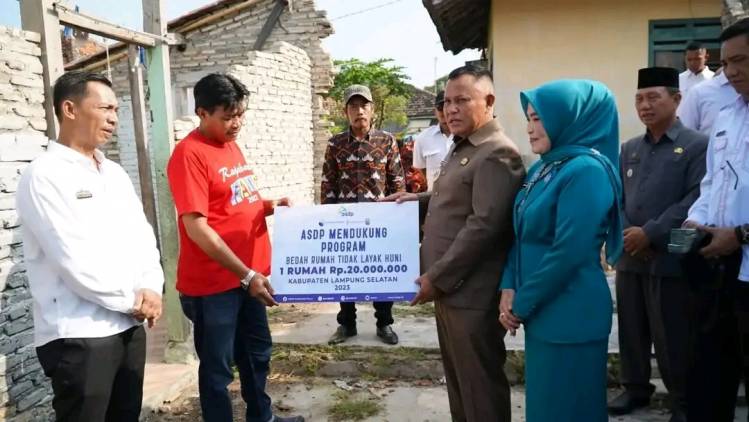 CuplikCom-Pemkab-Lamsel-Bersama-ASDP-Cabang-Bakauheni-Berikan-Bantuan-Bedah-Rumah-Kepada-Warga-Dirajabasa-21092023132115-1695277314969.jpg