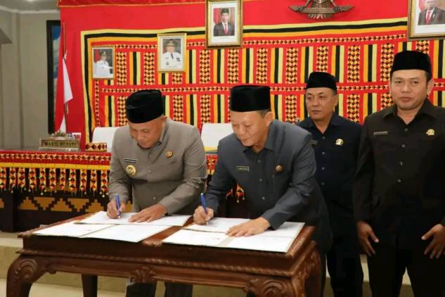CuplikCom-Pemkab-dan-DPRD-Lamsel-Sepakat-Teken-KUPA-PPAS-Perubahan-APBD-2023-13082023125050-1691900626063.jpg