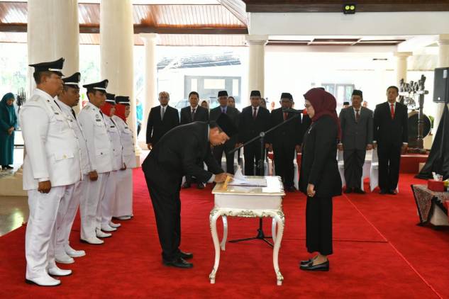CuplikCom-Penambahan-Masa-Jabatan,-6-dari-Losarang-Bersama-136-Kades-se-Indramayu-Resmi-Dikukuhkan-Bupati-Nina-22052024144756-IMG-20240522-WA0044.jpg